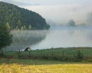 La nebbia sul lago la mattina all'alba